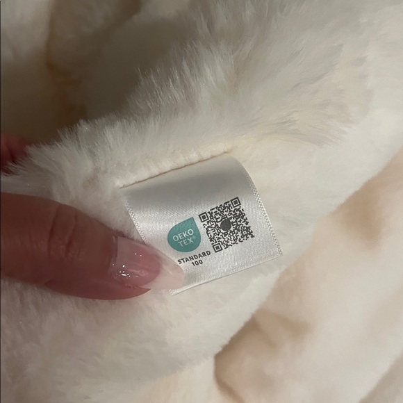 Luxurious White Faux Fur Blanket - Picture 6 of 6